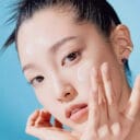 Εφαρμογή της Tocobo Bio Watery Sun Cream SPF50 στο πρόσωπο για καθημερινή αντηλιακή προστασία και ενυδάτωση