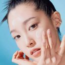 Εφαρμογή της Tocobo Bio Watery Sun Cream SPF50 στο πρόσωπο για καθημερινή αντηλιακή προστασία και ενυδάτωση