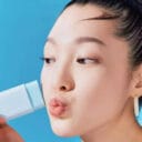 Εφαρμογή του Tocobo Cotton Soft Sun Stick SPF50 στο πρόσωπο για εύκολη αντηλιακή προστασία χωρίς λευκά σημάδια