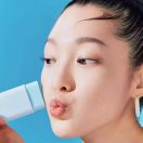 Εφαρμογή του Tocobo Cotton Soft Sun Stick SPF50 στο πρόσωπο για εύκολη αντηλιακή προστασία χωρίς λευκά σημάδια