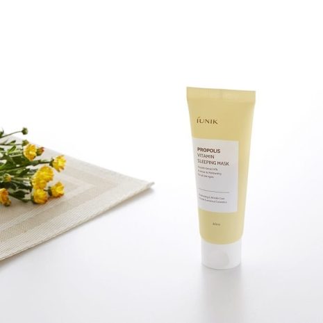 iunik propolis vitamin sleeping mask iUNIK Propolis Vitamin Sleeping Mask Προϊόν Μάσκα προσώπου νύχτας με πρόπολη και βιταμίνες C & E για ενυδάτωση και λάμψη