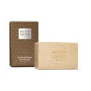 Molton Brown Scrub Σώματος 250gr – Απαλή Απολέπιση με Φυσικά Συστατικά