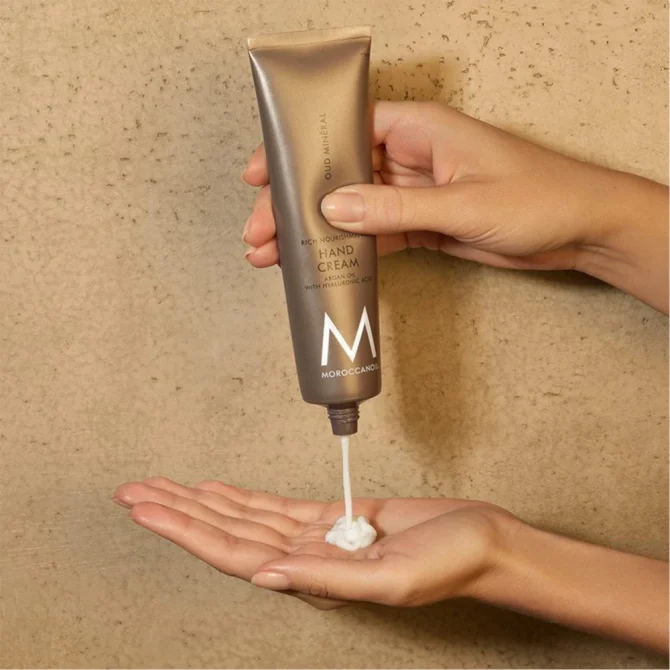 moroccanoil-oud-mineral-krema-xerion 1 Moroccanoil Oud Mineral Ενυδατική Κρέμα Χεριών 100ml – Βαθιά Ενυδάτωση & Πολυτελής Άρωμα