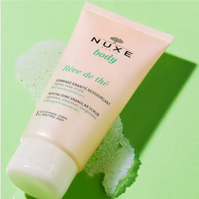 nuxe-reve-de-the-scrub-somatos-150ml 2 Nuxe Rêve de Thé Scrub Σώματος 150ml με Εκχύλισμα Πράσινου Τσαγιού Αναζωογονητικό